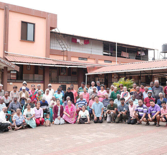 _0007_Residents with Staff